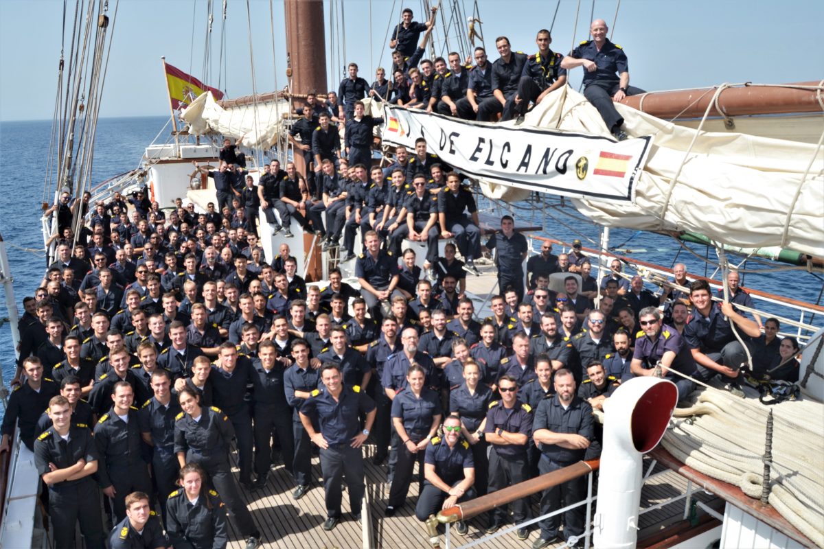 La dotación del «Juan Sebastián de Elcano» posando en cubierta durante la navegación
