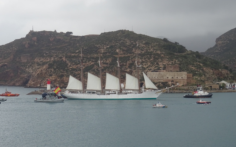 El «Juan Sebastián de Elcano» entrando en el puerto de Cartagena