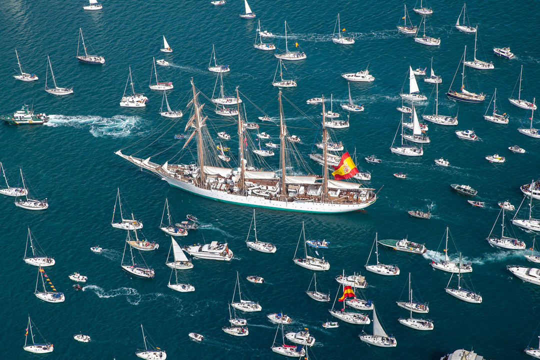 Acompañamiento de barcos durante la travesía del "Juan Sebastián de Elcano”